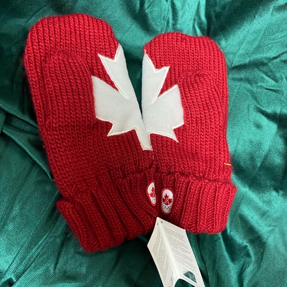 One size fits all Canada Mitts - Picture 3 of 4